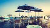 Muere una mujer tras ser golpeada por un parasol en restaurante de EE. UU.