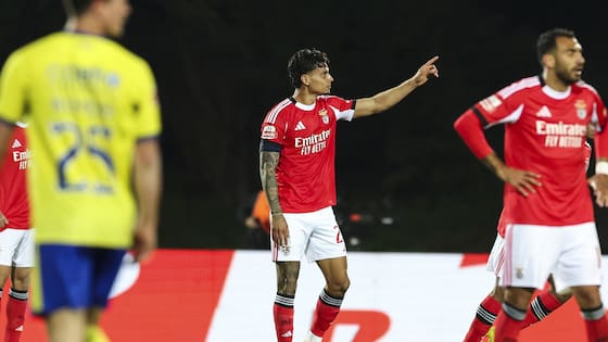 Richard Ríos anota en la victoria de Benfica 2-1 sobre Arouca