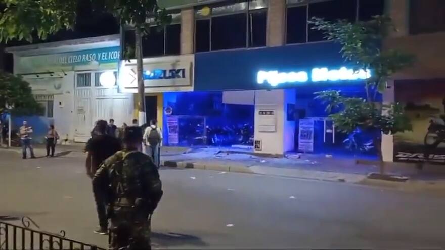 Lanzan artefacto explosivo contra concesionario de motos en Neiva