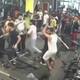Video: una discusión en un gimnasio terminó en batalla campal con barras de hierro y pesas