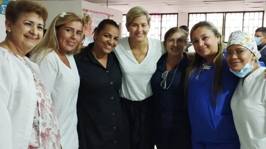 Visita de la primera dama Verónica Alcocer pone fin a plantón de enfermeras en el Hospital Universitario de Sincelejo