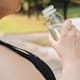 ¿Cuál es la mejor botella para tomar agua todos los días? Expertos explican si de plástico, metal o vidrio