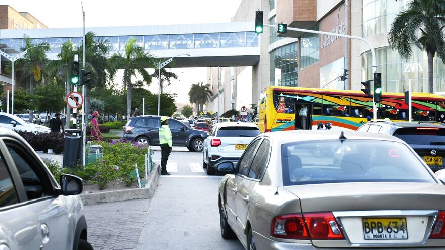 Aumenta la congestión vehicular se agudiza en cercanías a centros comerciales