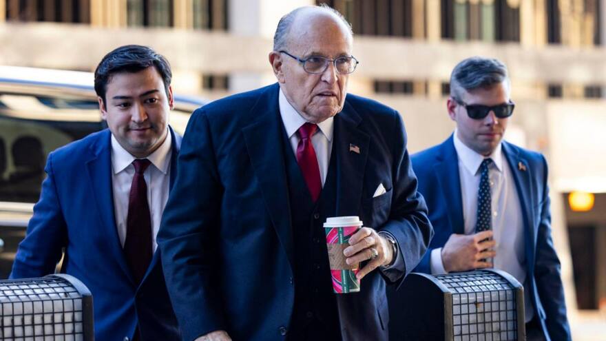 Condenan a Rudy Giuliani, exabogado de Donald Trump, por difamación