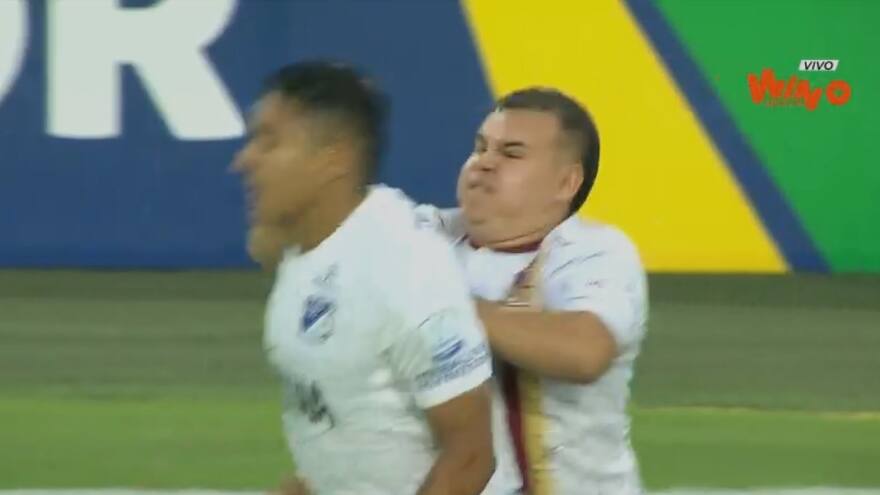 Hincha del Tolima se mete al campo y agrede a Daniel Cataño