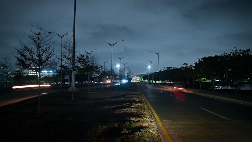 Redes y luminarias, el botín de ladrones que ensombrece la ciudad