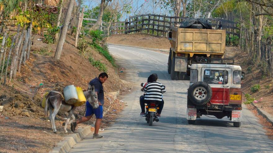Motos y ciclas desplazan a burros en el campo de la Costa