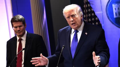 EE. UU. aplicará nuevos aranceles del 10% desde este martes, pese al anuncio de Donald Trump de subirlos al 15%