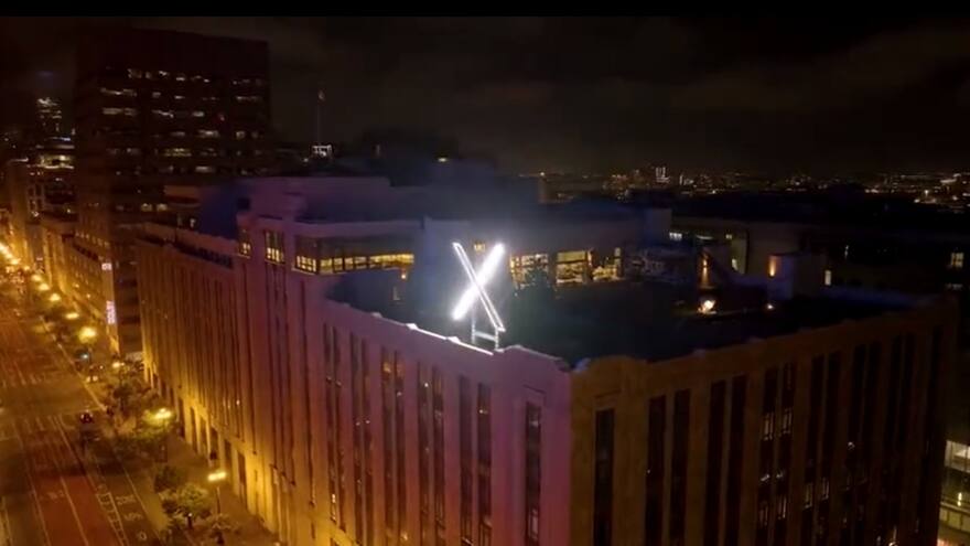 Letrero gigante de la X de Twitter fue retirado luego de quejas de vecinos