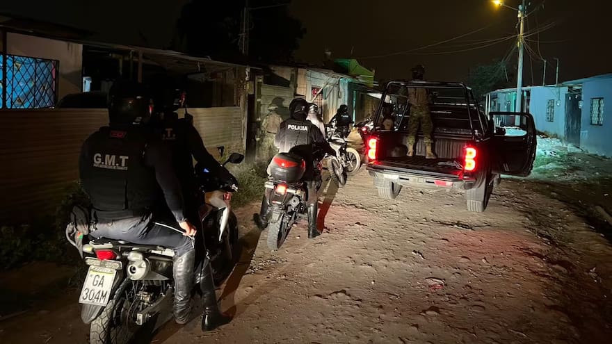 Hallan cinco cuerpos calcinados en zona costera de Ecuador