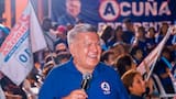 Joven rompe un huevo contra la cabeza del candidato presidencial César Acuña en Perú