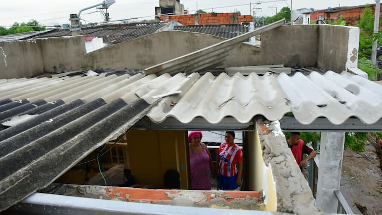 Viviendas destechadas y árboles caídos por fuertes vientos en Nuevo Milenio, Soledad
