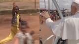 Video de un niño corriendo tras el papa León XIV en Angola enternece las redes
