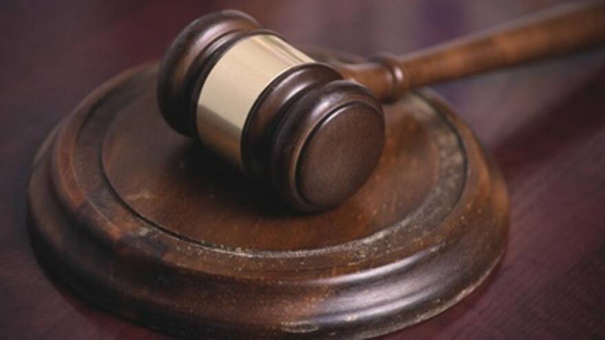 España: Declaran a los besos sin consentimiento como un delito de agresión sexual