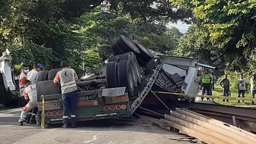 Un muerto tras volcarse tractomula en la Zona Bananera
