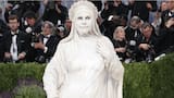 Heidi Klum sorprendió en la Met Gala vestida de escultura neoclásica
