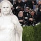 Heidi Klum sorprendió en la Met Gala vestida de escultura neoclásica