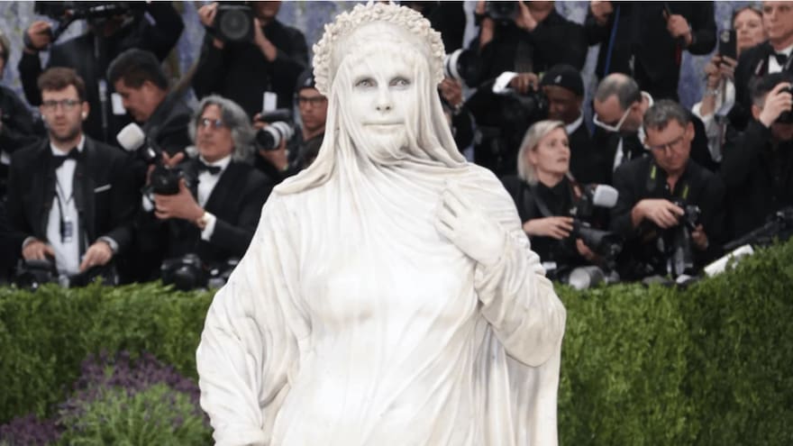 Heidi Klum sorprendió en la Met Gala vestida de escultura neoclásica