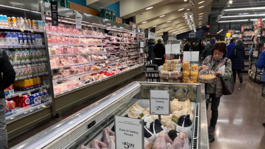 Precios de gastos de consumo personal suben un 2,4 % en un año en EE .UU.