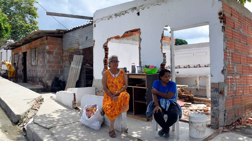 Entregan ayudas a familias damnificadas en La Manga