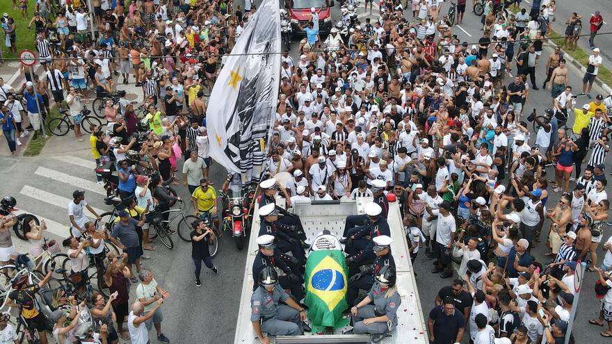 La ‘torcida’ del Santos sigue ruidosamente el cortejo fúnebre de Pelé
