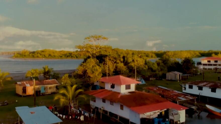 Historia de la isla Mulatos en Colombia donde sus habitantes son conocidos como vikingos por tener ojos azules