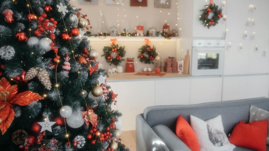 ¿Cómo decorar su casa y árbol en Navidad 2025? Esta es la tendencia de colores