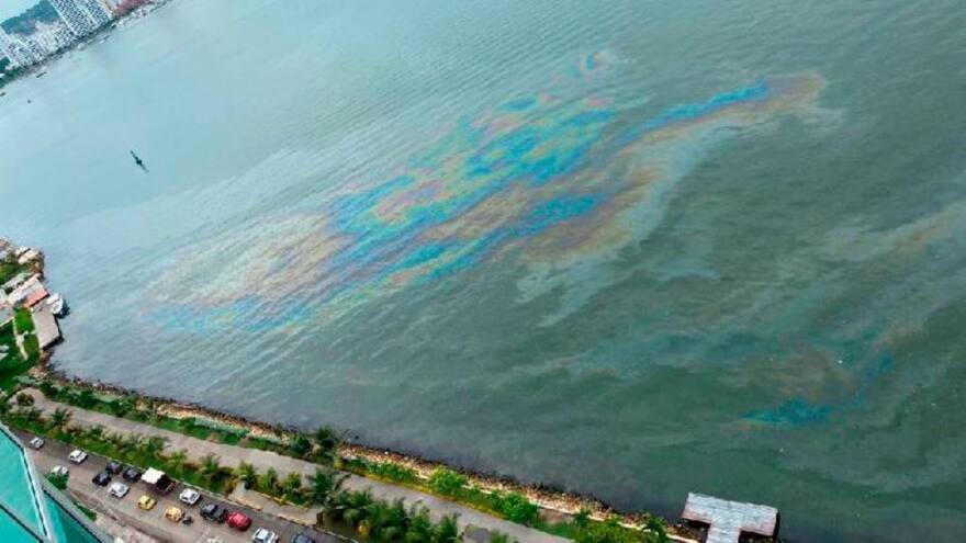 Cartagena: piden investigar aparición de mancha oleosa en playas de Bocagrande