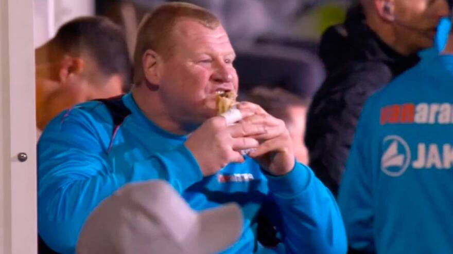 Renuncia el portero inglés que se puso a comer en pleno partido por una apuesta