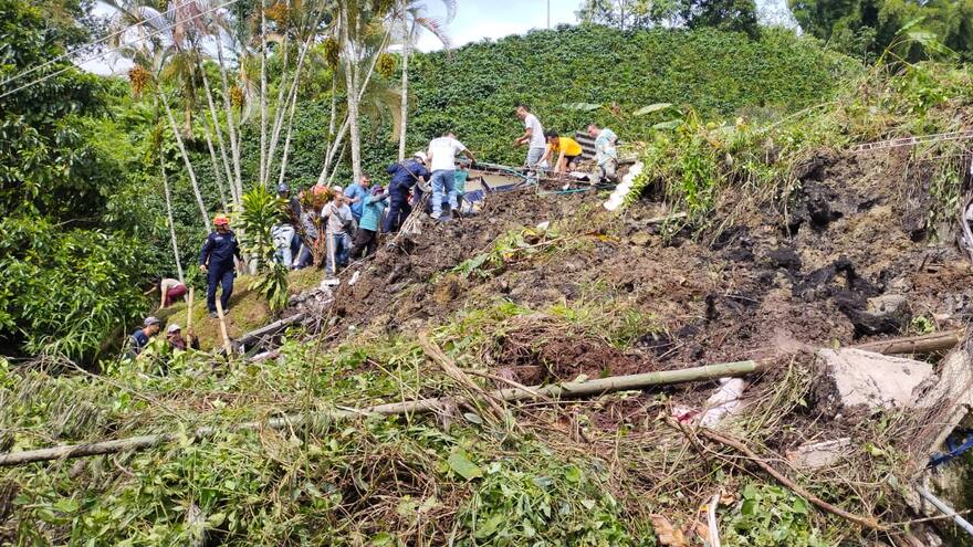 Niños habrían quedado atrapados por deslizamiento en escuela de Tapartó