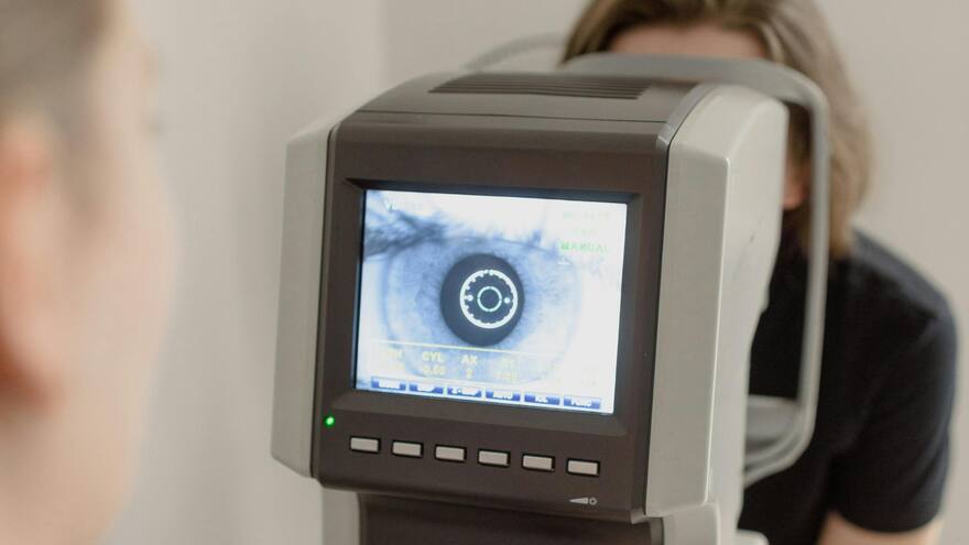 SIC alerta sobre método de empresas que pagan criptos por escanear el iris