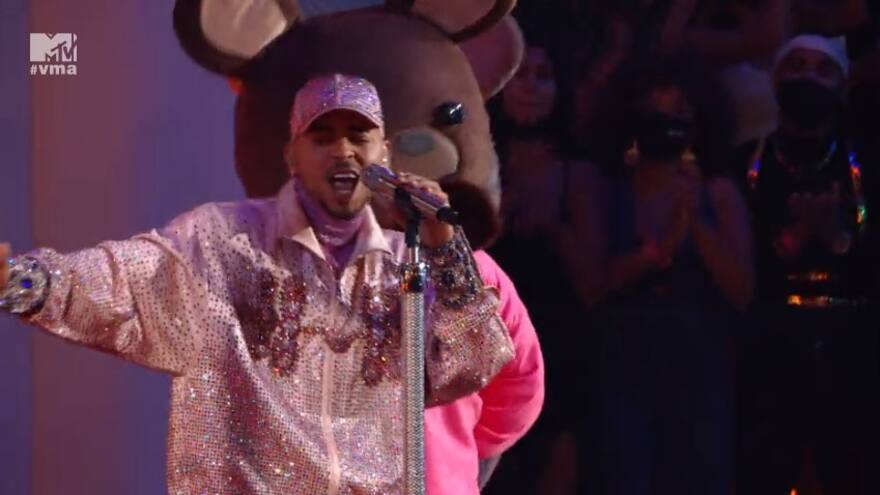 Artistas latinos se reencuentran en los premios VMA