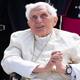 Benedicto XVI se encuentra estable y asistió a misa en su habitación