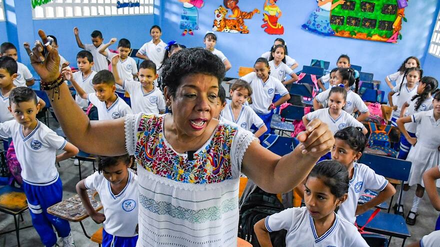 La maestra que hace del baile y la enseñanza una pasión