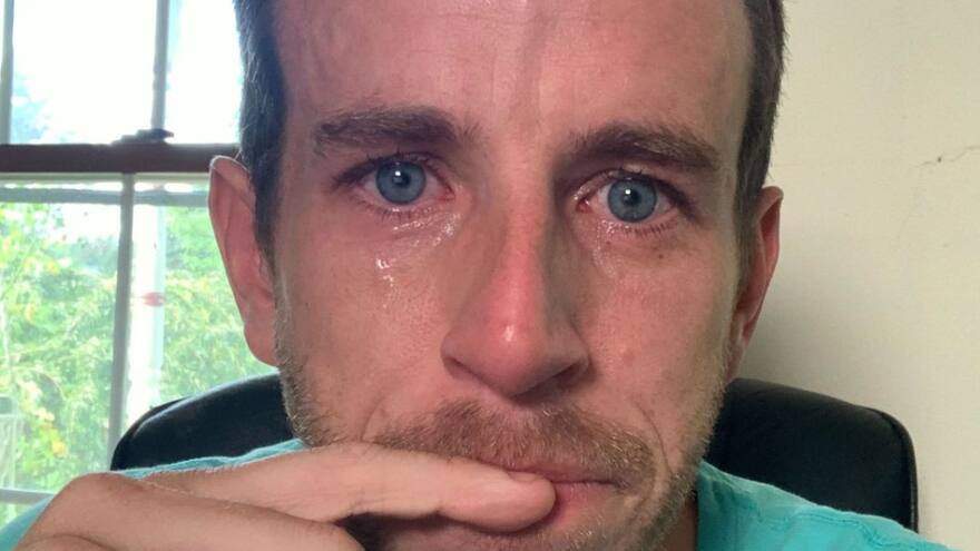 CEO de una empresa genera polémica tras publicar una foto llorando por un despido masivo