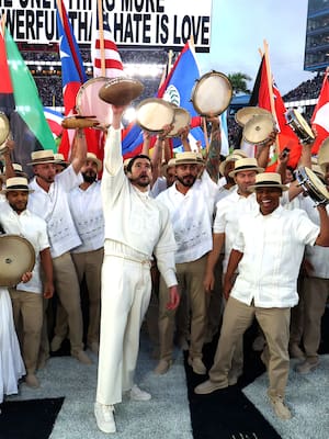 Bad Bunny y un futbolista colombiano en el Super Bowl 60