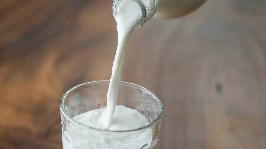 Invima ordena retirar del mercado los lotes de dos marcas de leche por ser un riesgo para la salud