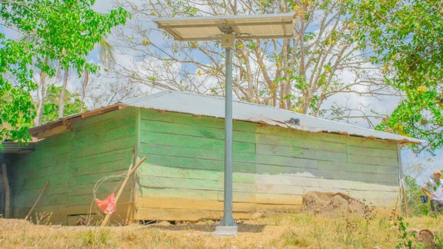 Con paneles solares llevan energía a zonas apartadas del sur de Córdoba