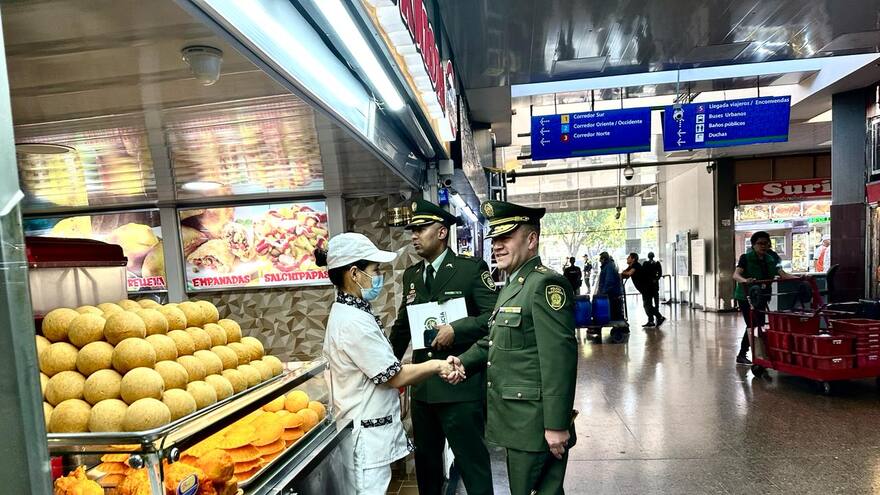 Generales de Policía socializan en calle nuevo modelo de vigilancia