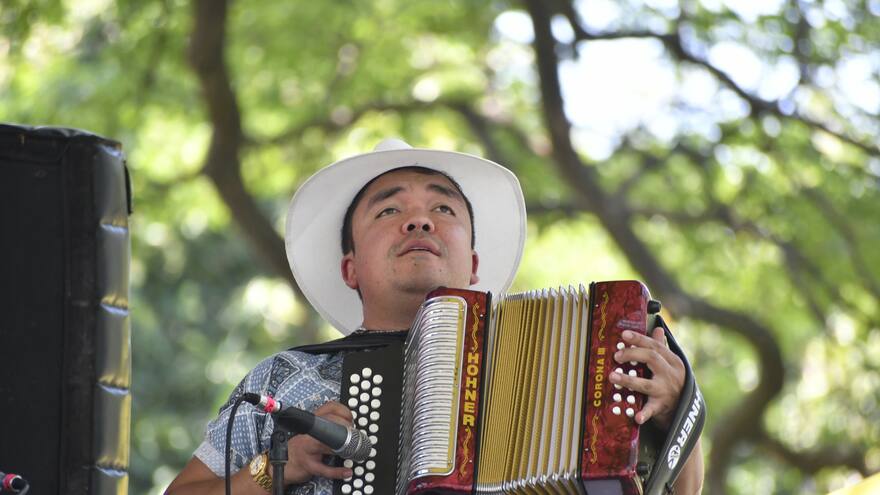 Los Aficionados hacen sonar los pitos y bajos