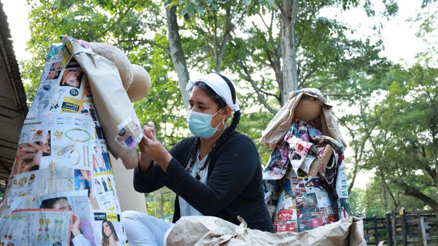 Artesanas de Sabanalarga le apuestan a la decoración navideña reciclable