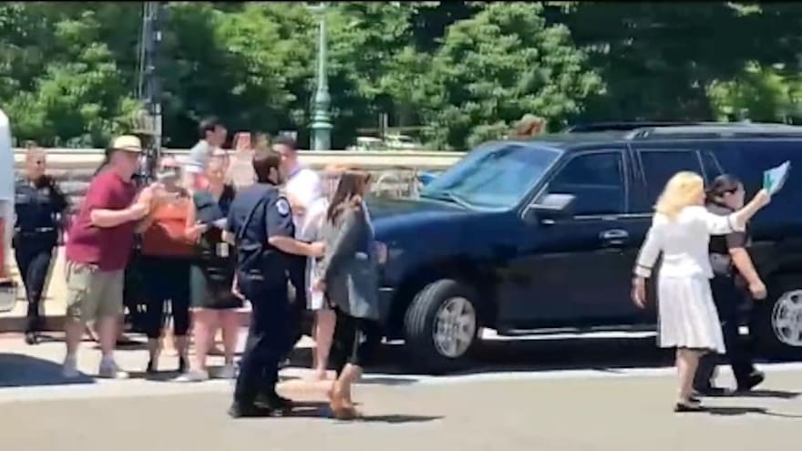 Arrestan a congresistas demócratas durante protesta a favor del aborto