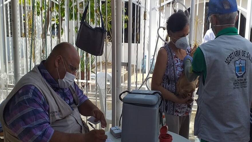 Perros y gatos son vacunados en campaña contra la rabia en Santa Marta
