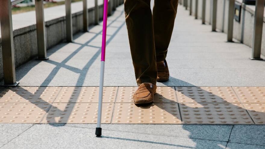 Bastón blanco, una herramienta fundamental para las personas con discapacidad visual