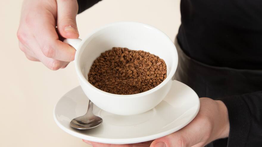 Cadena de supermercados anunció el retiro de café instantáneo tras reportes de presencia de vidrios