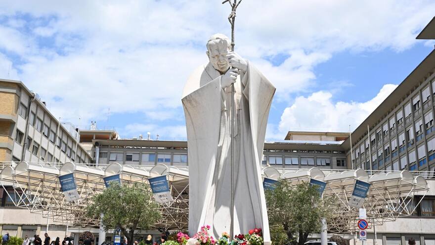 El papa no celebrará el ángelus y estará hospitalizado toda la semana