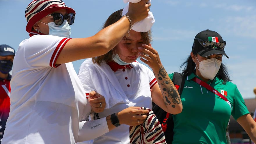 Una tiradora con arco rusa se desvanece en un clasificatorio por el calor