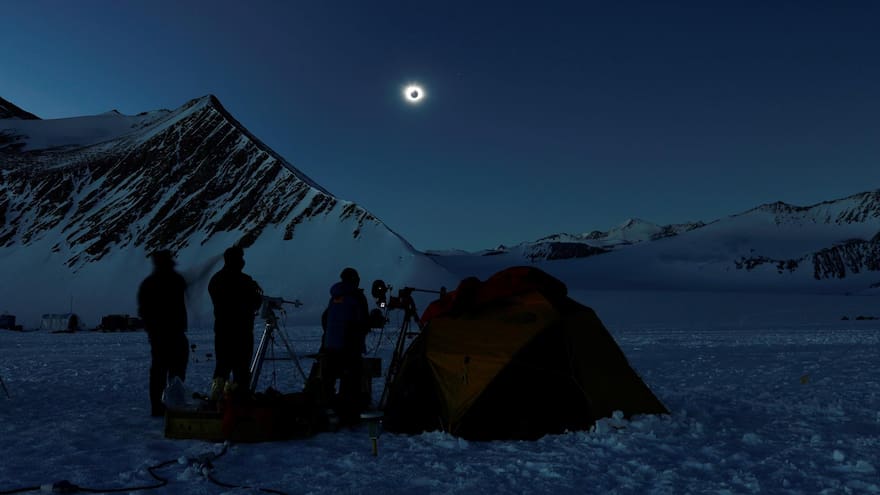 Imágenes del eclipse solar que oscureció la Antártida