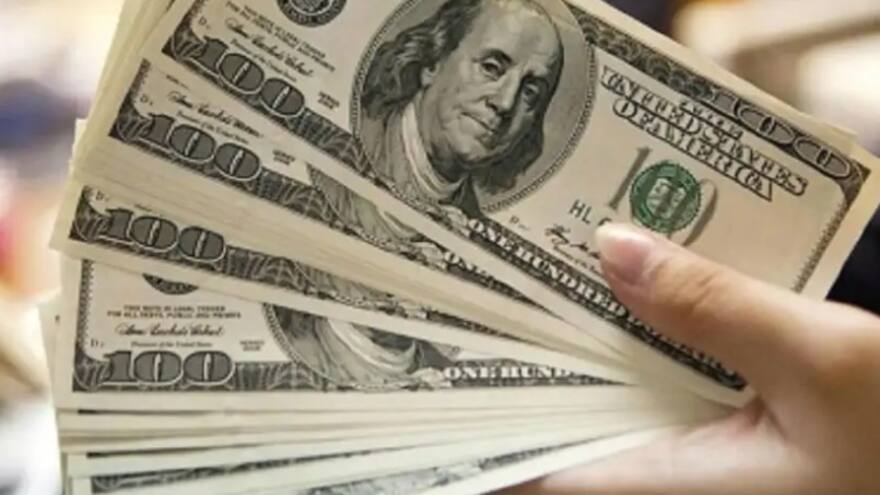 Dólar sigue cayendo y toca promedio de $3.800