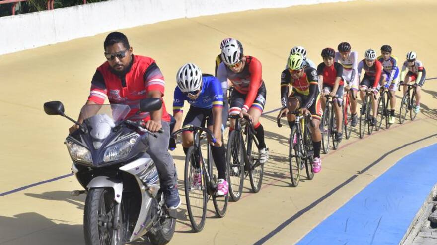 Ciclistas y profesor sufren aparatoso accidente en el velódromo Rafael Vásquez de Barranquilla